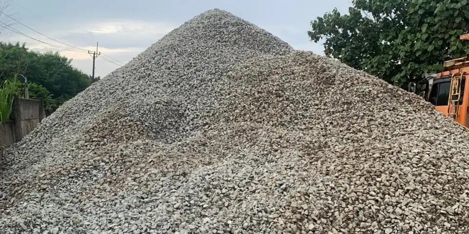 Jual batu split berkualitas 2026 ukuran 1/2 dan 2/3 untuk cor beton dak lantai dan kolom gedung pengiriman 24 jam Jabodetabek