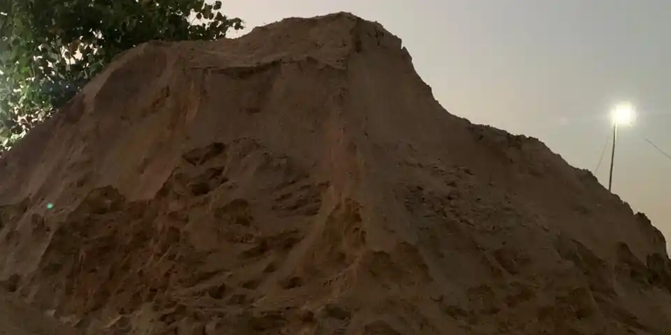 Jual pasir cilegon berkualitas 2026 untuk campuran cor beton dak lantai dan pasangan dinding bata merah pengiriman 24 jam Depok